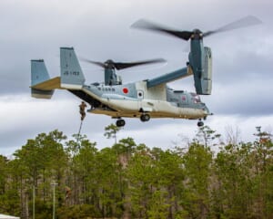 陸上自衛隊のMV-22からファストロープ降下するアメリカ海兵隊員（Image：USMC）