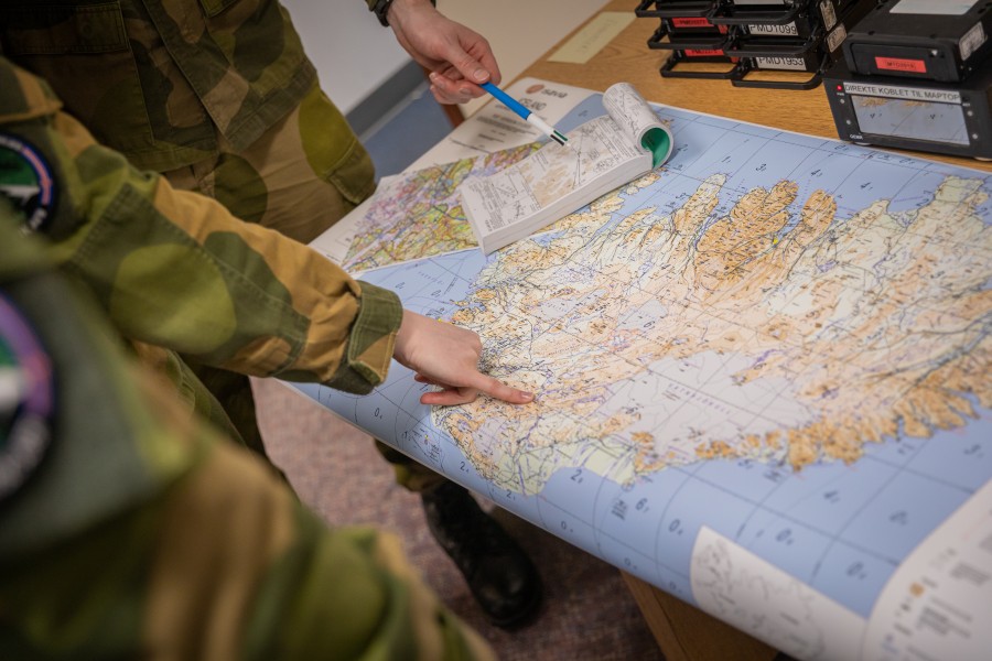 地図を見ながらのブリーフィング（Image：ノルウェー空軍）