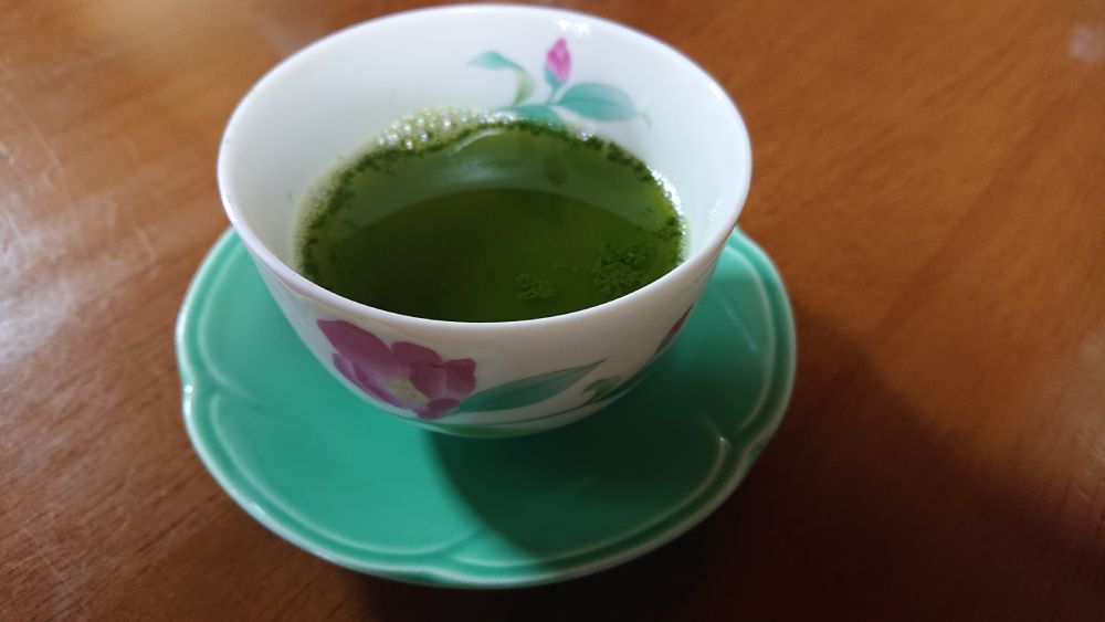 使用水量の少なさもあり、深蒸茶よりもその色合いは深緑に。