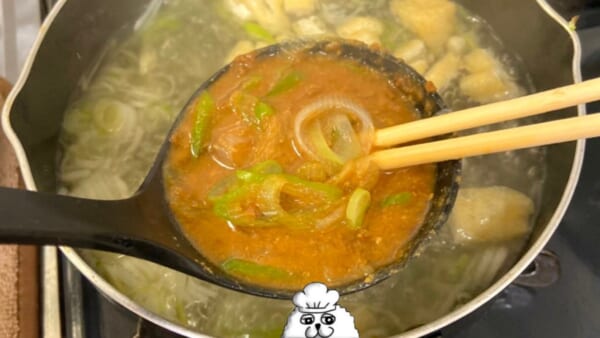 刻みネギと一緒に混ぜるだけで味噌が手早く溶ける（麦ライスさん提供）
