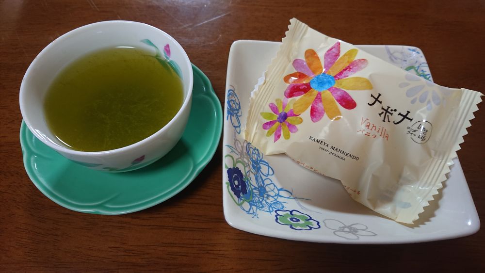 均整のとれた深蒸茶には優しいくちどけのナボナをお茶菓子に。