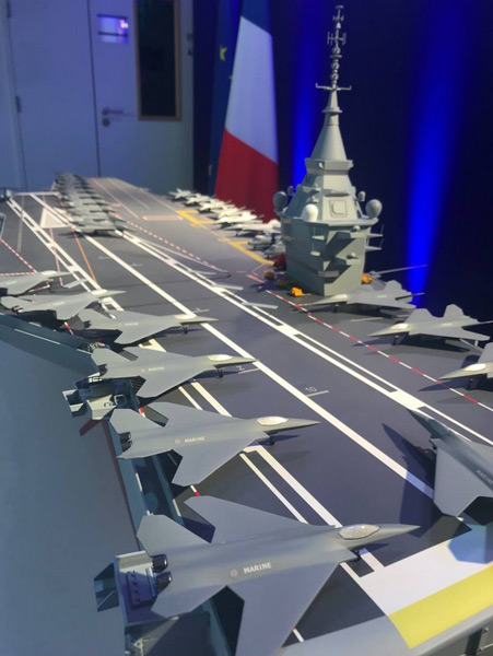 フランス次世代原子力空母の模型に載る次世代戦闘機SCAF（Image：ナーバル・グループ）