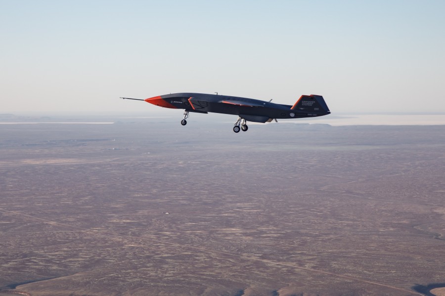 ウーメラ砂漠上空を飛ぶ「ロイヤル・ウィングマン」試作1号機（Image：Commonwealth of Australia）