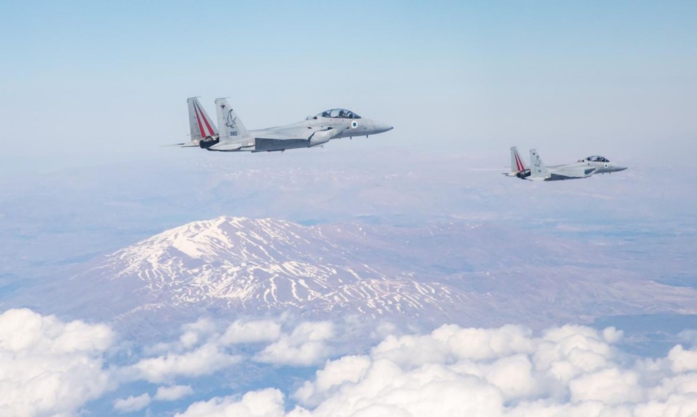 両国の参謀総長を乗せて編隊飛行するF-15D（Image：Crown Copyright）