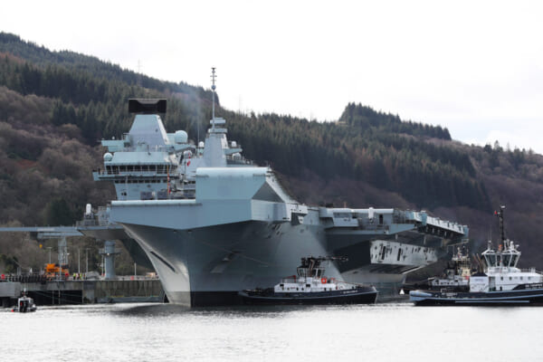 新設された北部弾薬桟橋に接岸する空母クイーン・エリザベス（Image：Crown Copyright）