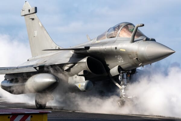 空母シャルル・ド・ゴールで発艦を待つラファールM F3-R（Image：フランス海軍）