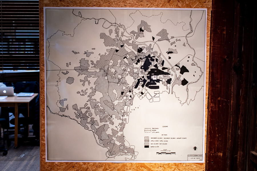 入口横に貼られたアメリカ軍作成の空襲地図