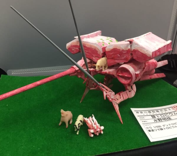 デンドロビウムが「豚トロビウム」に？！肉肉しい変貌を遂げたガンプラが話題。