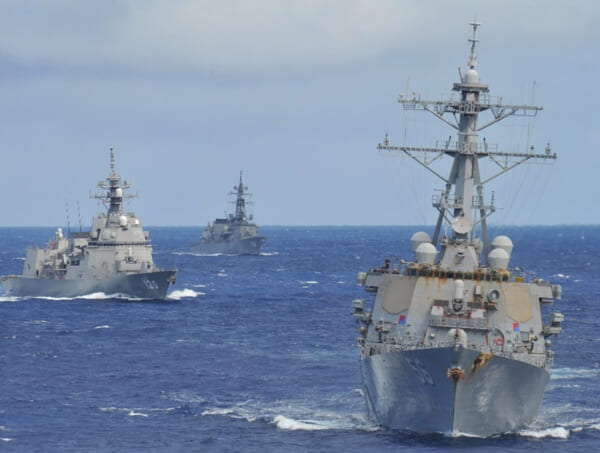 戦術運動を実施する駆逐艦ジョン・S・マケイン（DDG-56）護衛艦しらぬい、護衛艦はるさめ（Image：U.S.Navy）