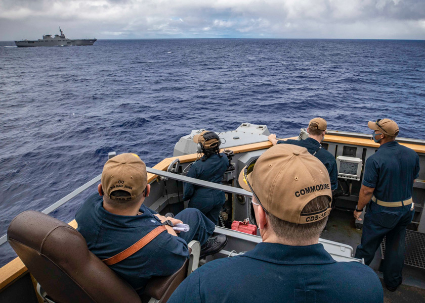 訓練を見守る第15駆逐隊司令官チェイス・サージャント大佐（手前右）（Image：U.S.Navy）