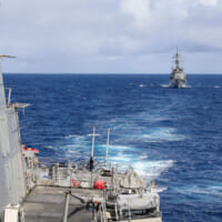 駆逐艦ベンフォールドから見た護衛艦はるさめ（Image：U.S.Navy）