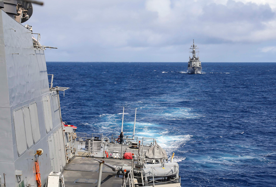 駆逐艦ベンフォールドから見た護衛艦はるさめ（Image：U.S.Navy）