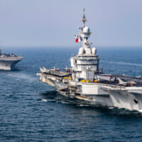 空母シャルル・ド・ゴールと強襲揚陸艦マキンアイランド（Image：U.S.Navy）