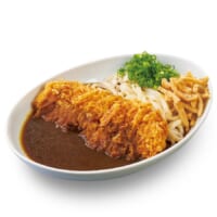 かつやの特製カレーをめんつゆで割った和風カレーは、ボリューム感のあるチキンカツとうどんを食べやすく仕上げているとのこと。