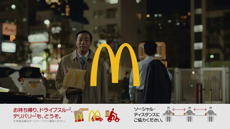 「ごはんバーガー」を持ったナイツの塙宣之さん