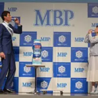 2人で「MBPドリンク」を試飲