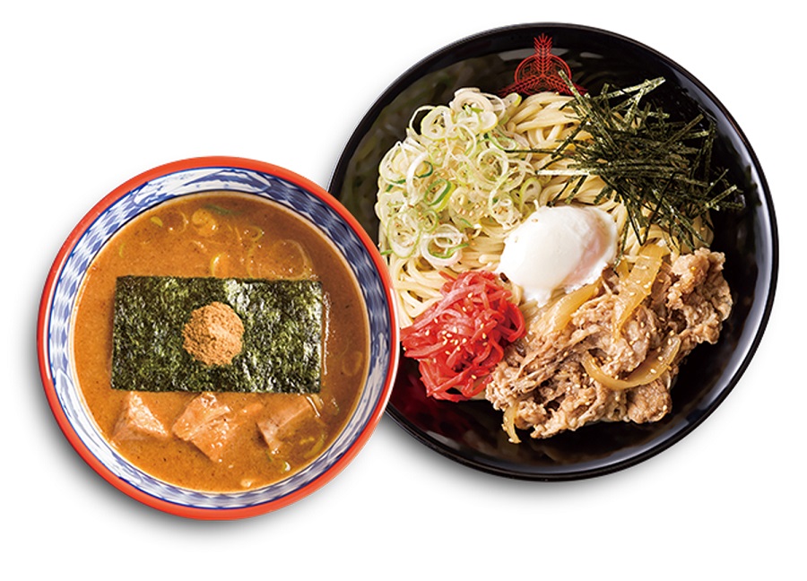 「三田製麺所」の定番のつけ麺に、ダシの利いた和風テイストの牛肉をたっぷり盛り付けた一品です。