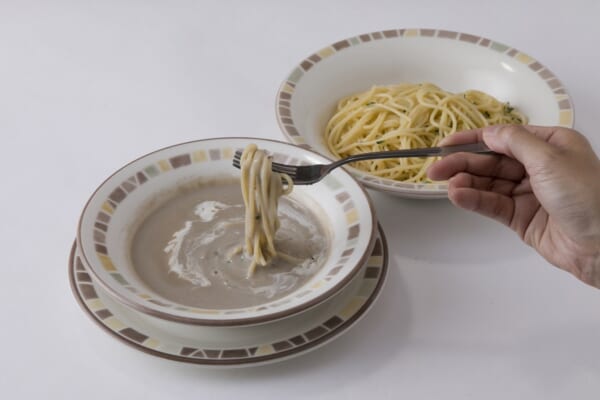 「アーリオ・オーリオ」の麺を「マッシュルームスープ」につけて食べる「イタリア風つけ麺」