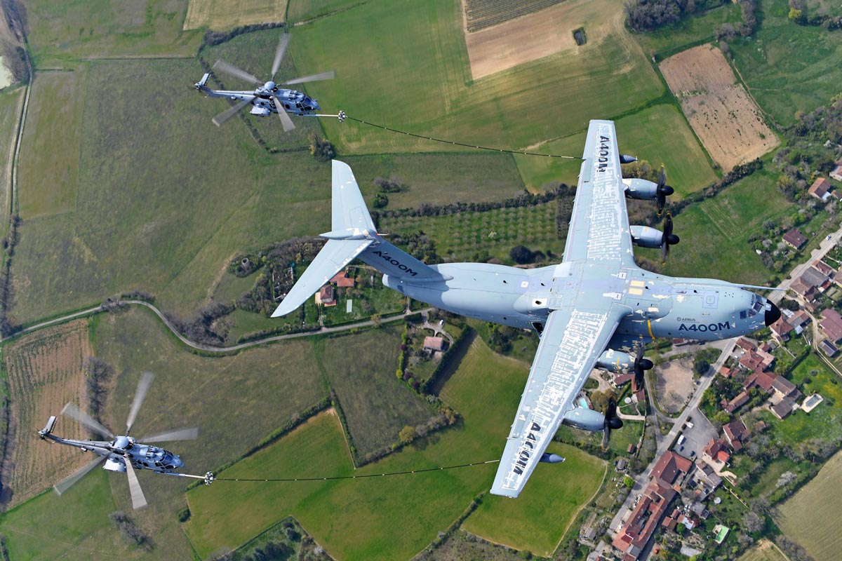 空中給油試験中のEC725（H225M）とA400M（Image：Airbus）