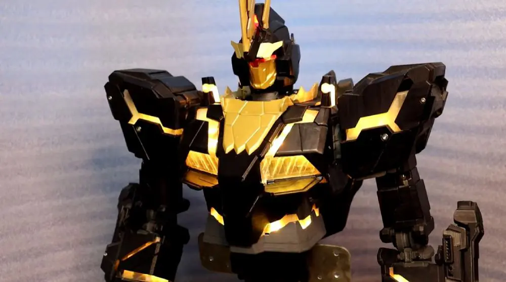 突然作動したバンシィ。内臓された金のサイコフレームが露出。