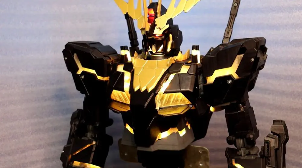 いつの間にか顔も「ガンダム顔」に。わずか10秒ほどでバンシィはデストロイモードに変形。
