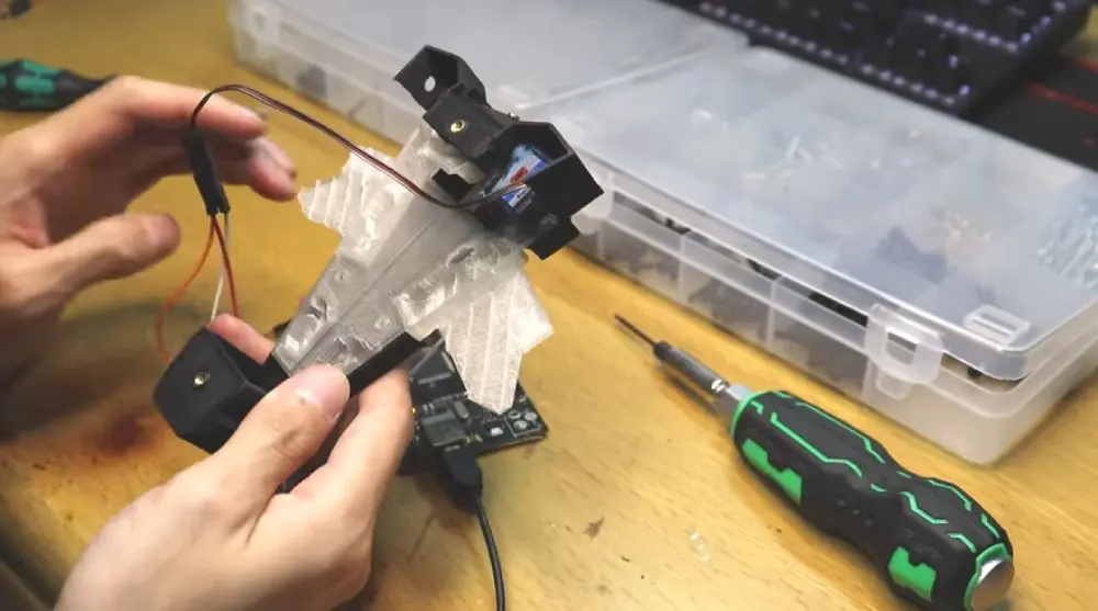 内部には制御用のマイコンとサーボモーターが搭載。