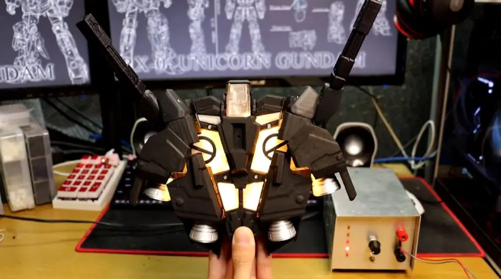 もちろんバックパックもLED搭載です。