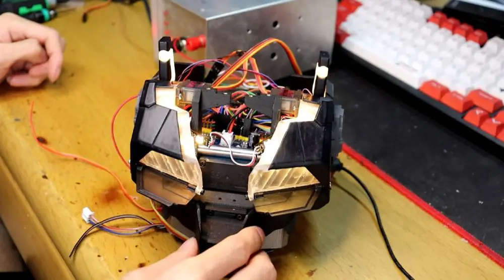 透明フレームに取り付けたLEDにより発光する仕組み。