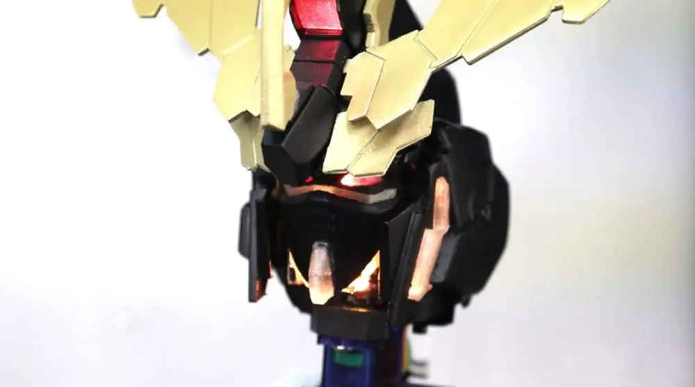 フェイス部分にもLEDにより発光。