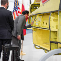 AH-1Zの1号機にサインするバーレーンのシェイク・アブドラ駐米大使（Image：Bell）