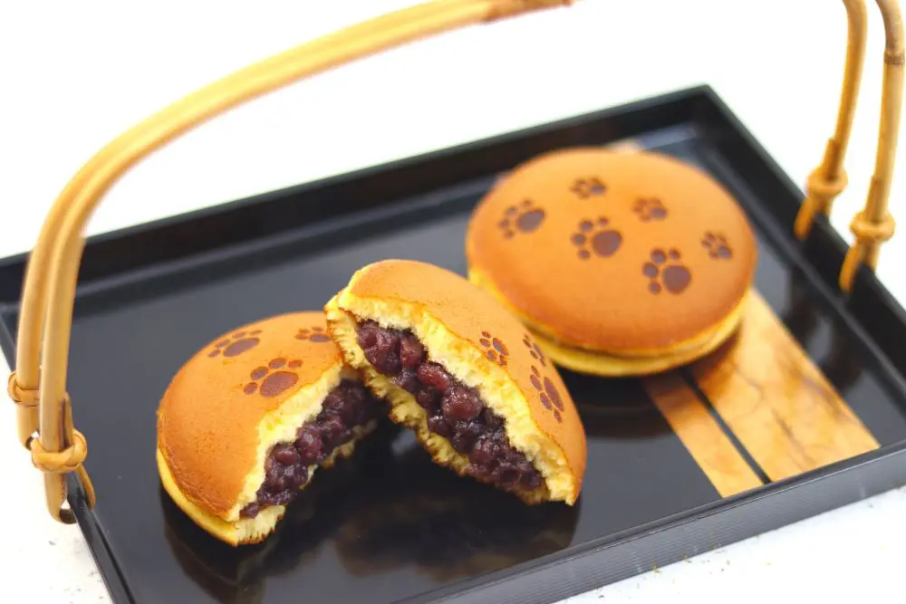 猫の肉球の焼き印の入った「紅日和」は伝統に革新を合わさった人気商品。