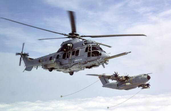 空中給油試験中のEC725（H225M）とA400M（Image：DGA）