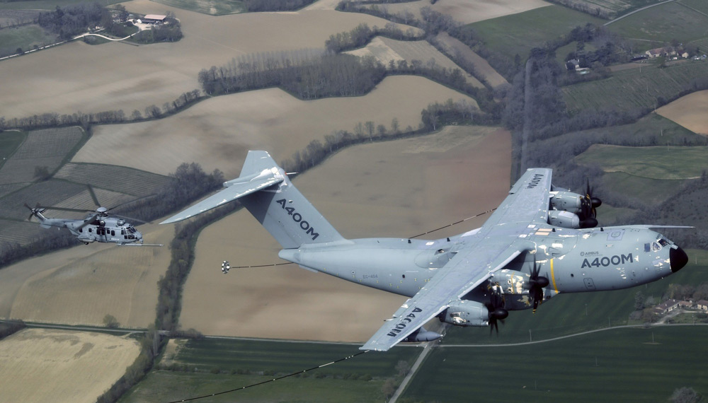 空中給油試験中のEC725（H225M）とA400M（Image：DGA）