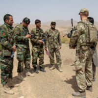 アフガニスタン軍兵士を指導するイギリス軍兵士（Image：アメリカ国防総省）