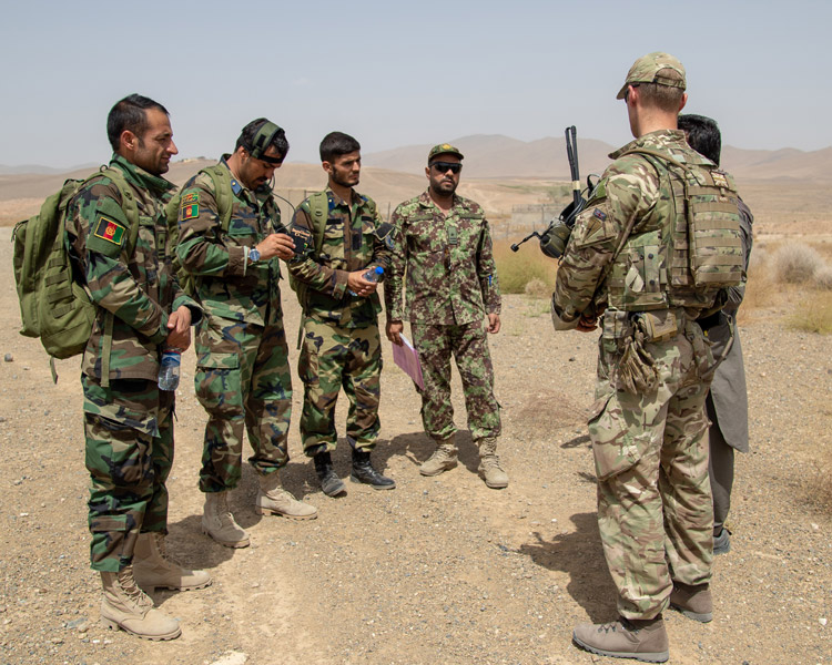 アフガニスタン軍兵士を指導するイギリス軍兵士（Image：アメリカ国防総省）