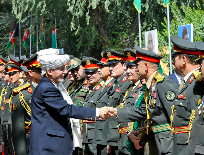 独立記念日にアフガニスタン軍兵士と握手するガニ大統領（Image：アメリカ国防総省）
