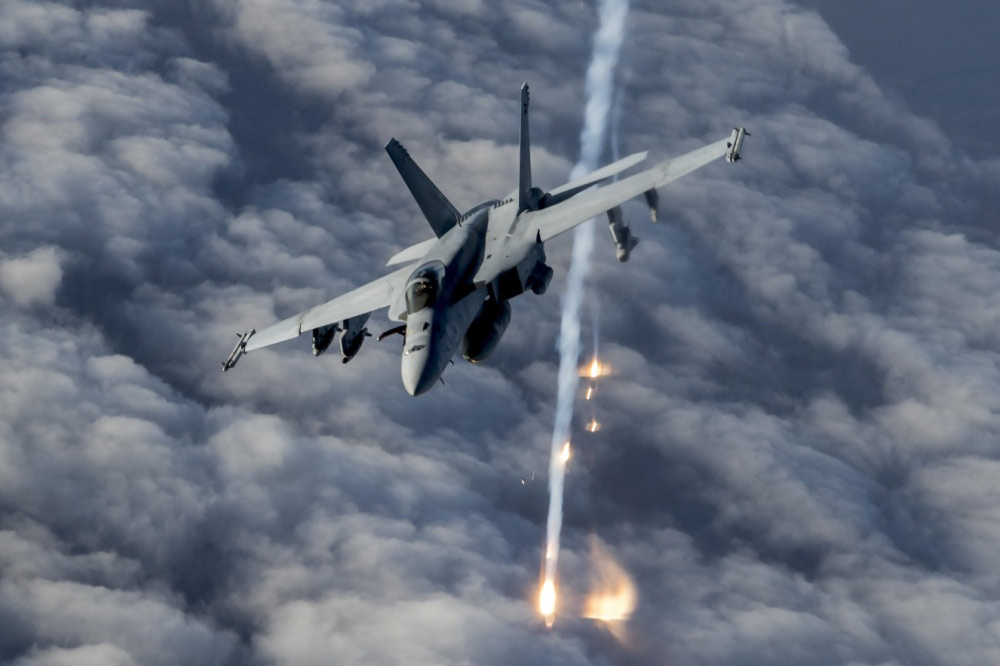アフガニスタン上空を飛ぶアメリカ海軍のF／A-18E（Image：アメリカ国防総省）