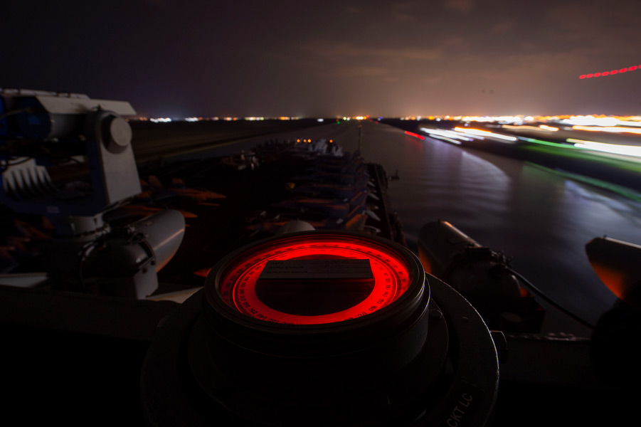 夜のスエズ運河（Image：U.S.Navy）