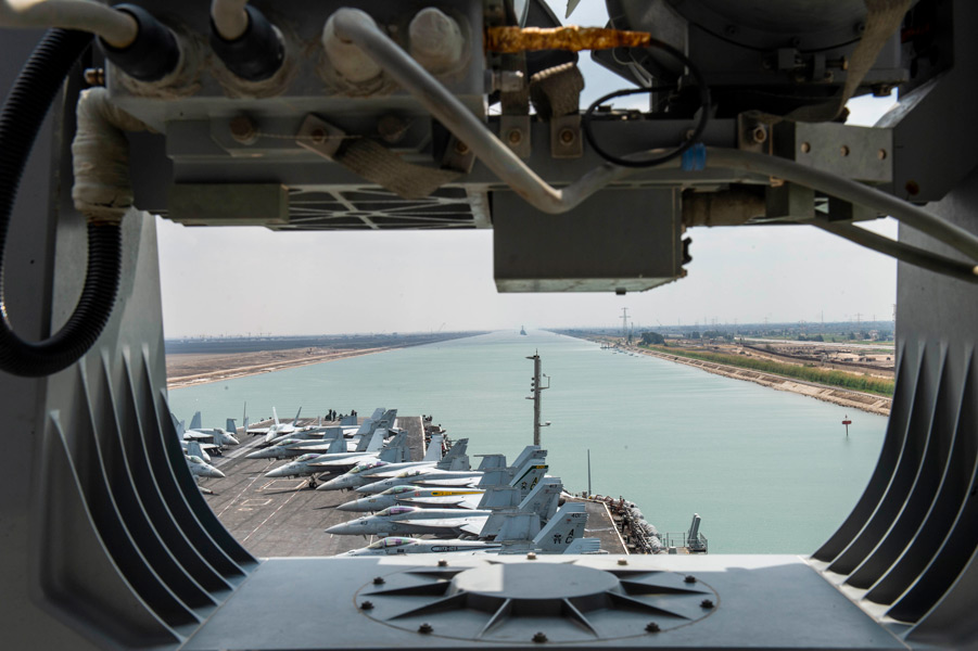スエズ運河を通航する空母アイゼンハワー（Image：U.S.Navy）