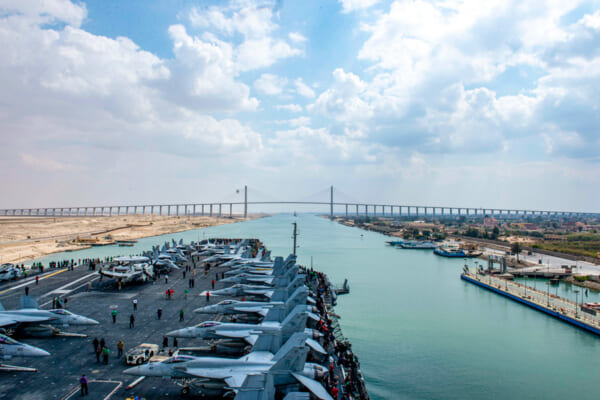 スエズ運河を通過する空母アイゼンハワー（Image：U.S.Navy）