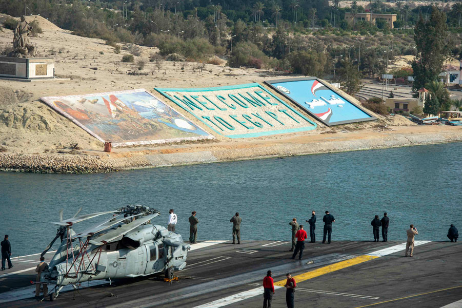 スエズ運河の岸辺に描かれた「エジプトへようこそ」のサイン（Image：U.S.Navy）