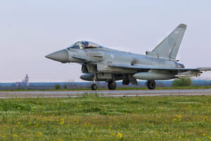 ルーマニアに到着したイギリス空軍のユーロファイター・タイフーン（Image：NATO）