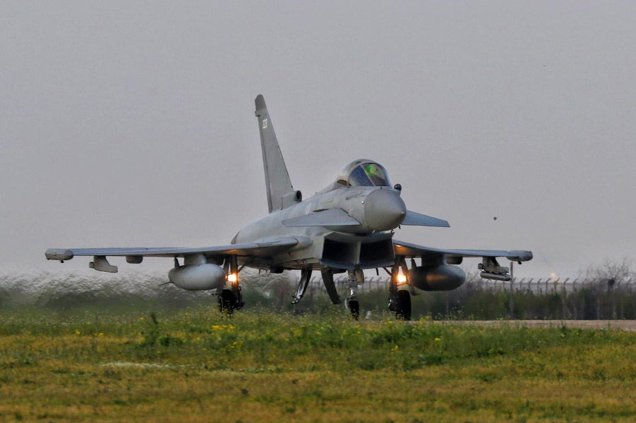 ミハイ・コガルニチャヌ基地に着陸したイギリス空軍のユーロファイター・タイフーン（Image：NATO）