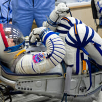 「ソコル」宇宙服のフィットチェック（Image：Roscosmos）