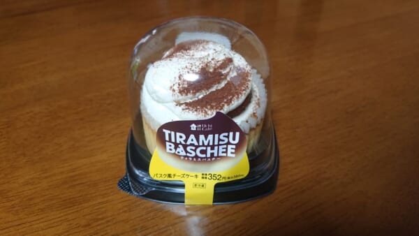 ローソンスイーツの人気商品「バスチー」の限定商品を食べてみた。