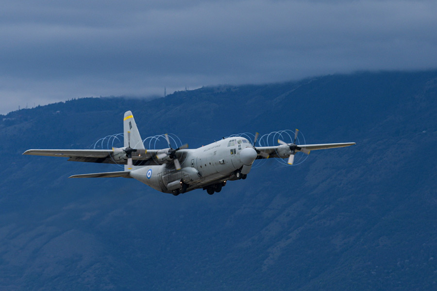 イタリアを発つギリシャ空軍のC-130（Image：USAF）