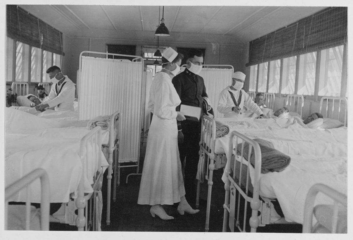 1918年のインフルエンザ大流行で患者の治療にあたる海軍の医師と看護師（Image：U.S.Navy）