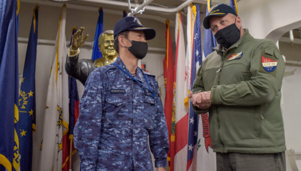 ロナルド・レーガンでペニントン少将と言葉を交わす斎藤海将（Image：U.S.Navy）
