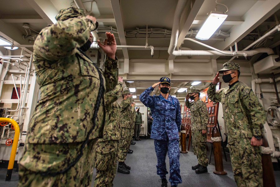 ロナルド・レーガンで乗組員の歓迎を受ける斎藤海将（Image：U.S.Navy）