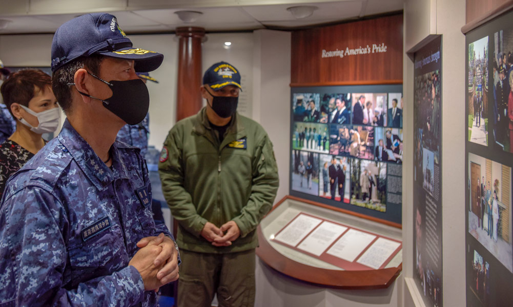 レーガン大統領記念コーナーを見学する斎藤海将（Image：U.S.Navy）
